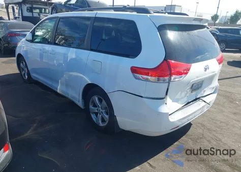 2012 Toyota Sienna Le V6 8 Passenger z USA, uszkodzony, nr VIN 5TDKK3DCXCS197317